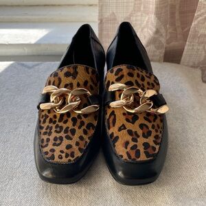 Elegant Leopard Print Loafers with Gold Chain
